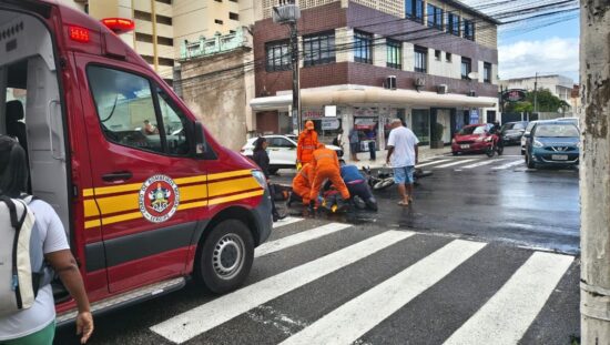 Colisão entre carro e moto deixa homem hospitalizado em Aracaju