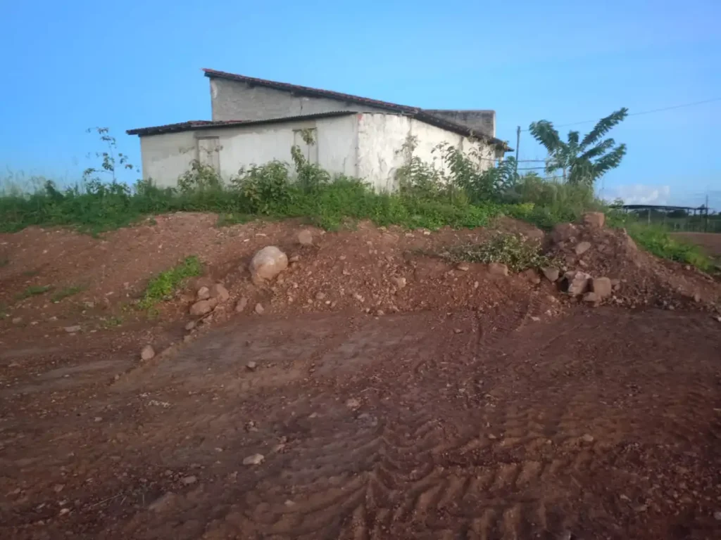 Empresa contratada pela Prefeitura de Aquidabã retira cascalho de área comunitária no assentamento José Félix de Sá