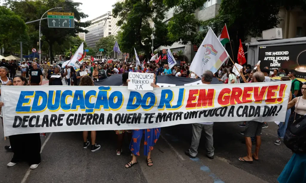Professores do Rio realizam paralisação de 24 horas por recomposição salarial