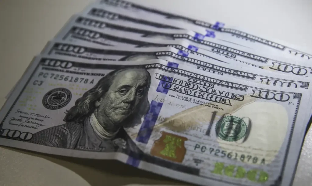Dólar volta a patamar pré-guerra e bolsa fecha em alta com sinais de acordo entre EUA e Irã