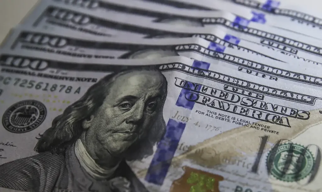 Ibovespa cai 1,65% e dólar fecha estável abaixo de R$ 5 em dia de tensão no Oriente Médio