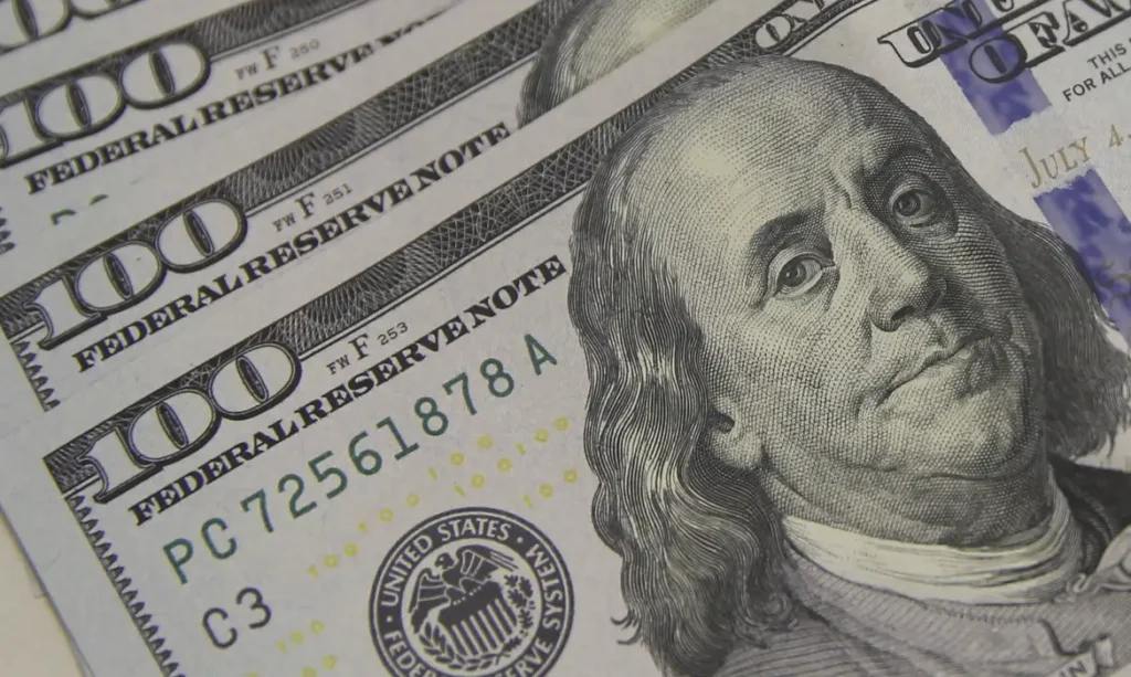 Dólar cai para R$ 4,95 e fecha no menor valor em dois anos