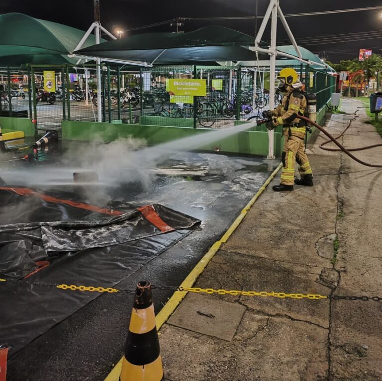 Incêndio em moto elétrica mobiliza Bombeiros em estacionamento de shopping em Aracaju