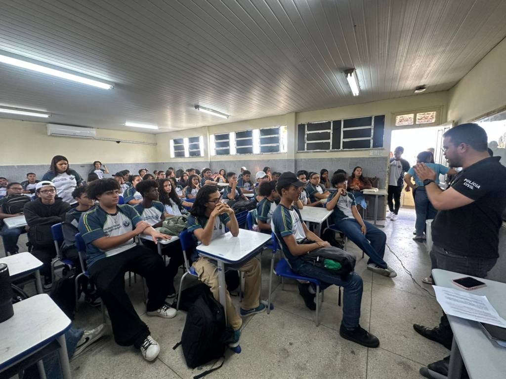 Delegado ministra palestra sobre bullying e cyberbullying em escola de Areia Branca