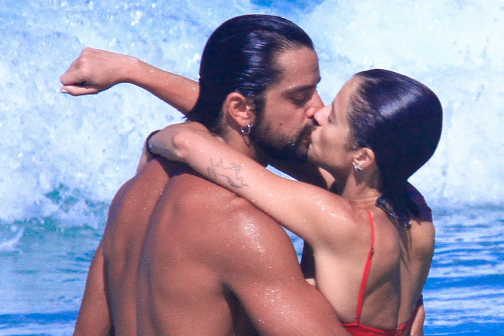 Agatha Moreira e Rodrigo Simas Trocam Beijos e Esbanjam Sintonia em Praia no Rio