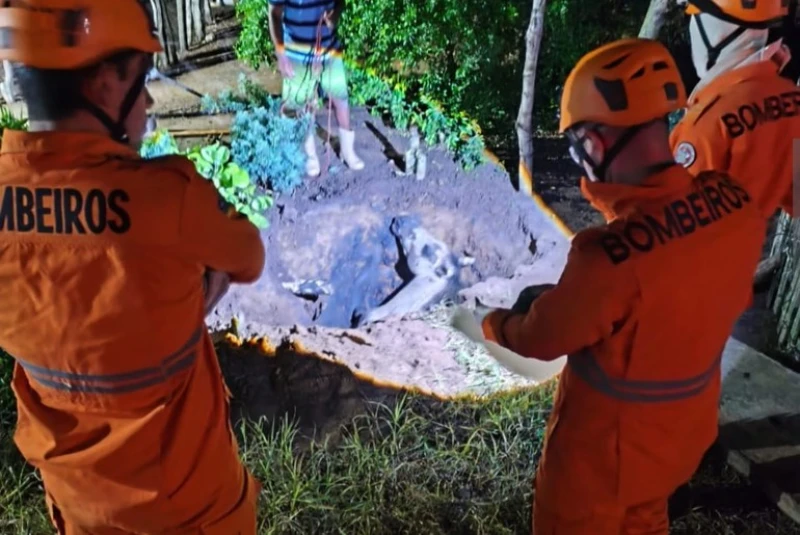 Bombeiros realizam resgate complexo de cavalo após queda em fossa de 2,5 metros em São Domingos