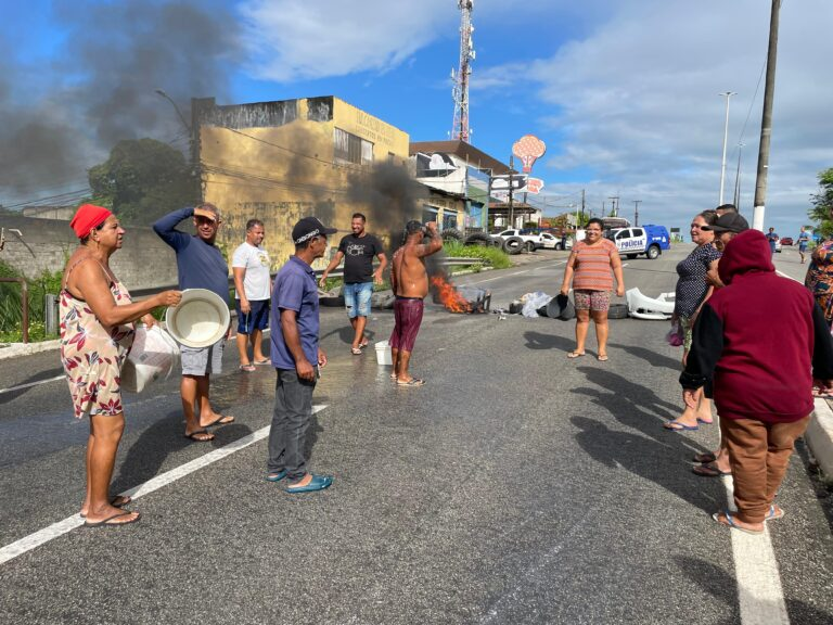 Moradores bloqueiam Avenida Osvaldo Aranha em protesto contra falta de água em Aracaju