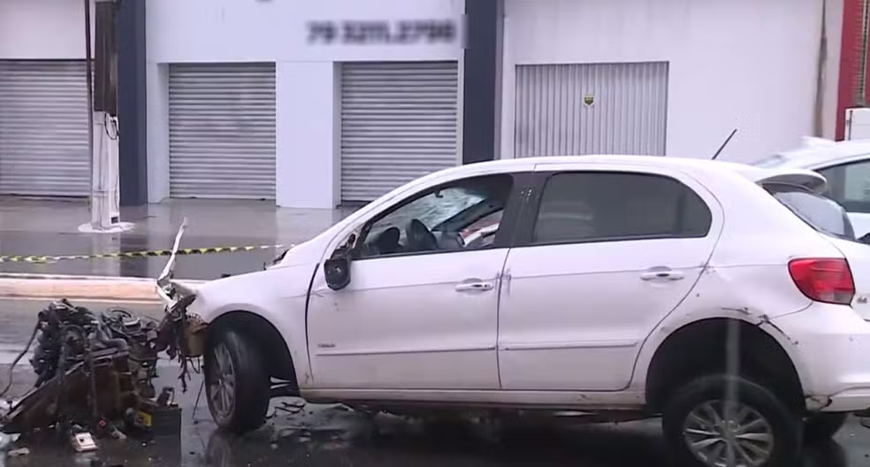 Carro capota e deixa quatro feridos na Avenida Hermes Fontes; motorista fugiu