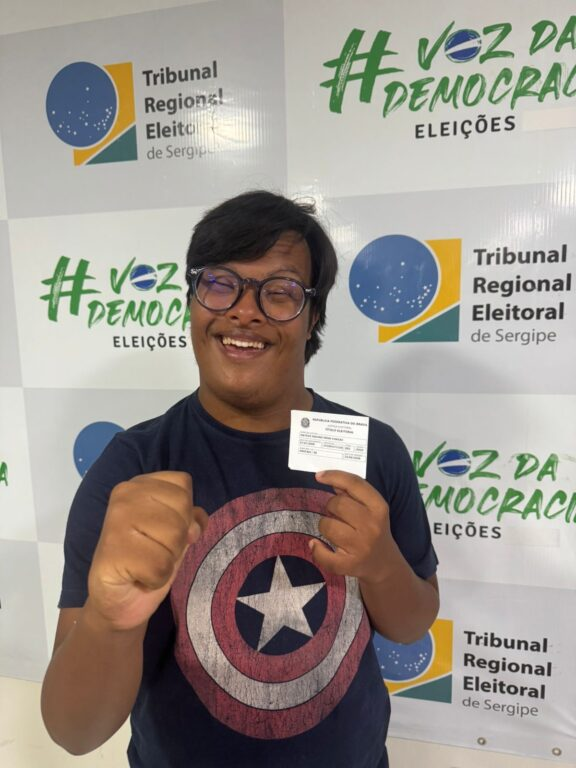 Matheus Chagas, filho de Marcelo Déda, tira título de eleitor em Sergipe e reforça debate sobre inclusão