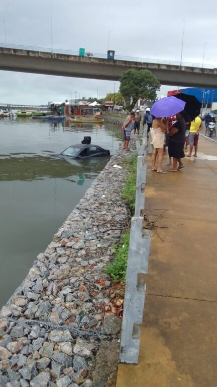 Carro cai no Rio Sergipe após motorista passar mal no Bairro Industrial
