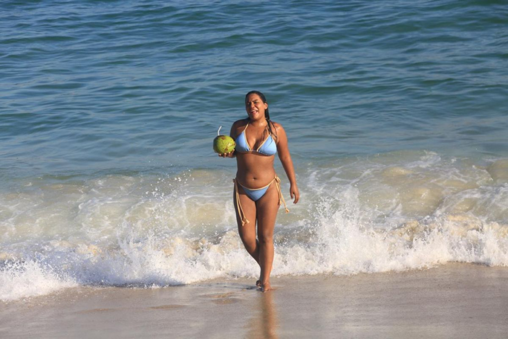 Pós-BBB 26: Chaiany aproveita dia de sol e esbanja carisma em praia