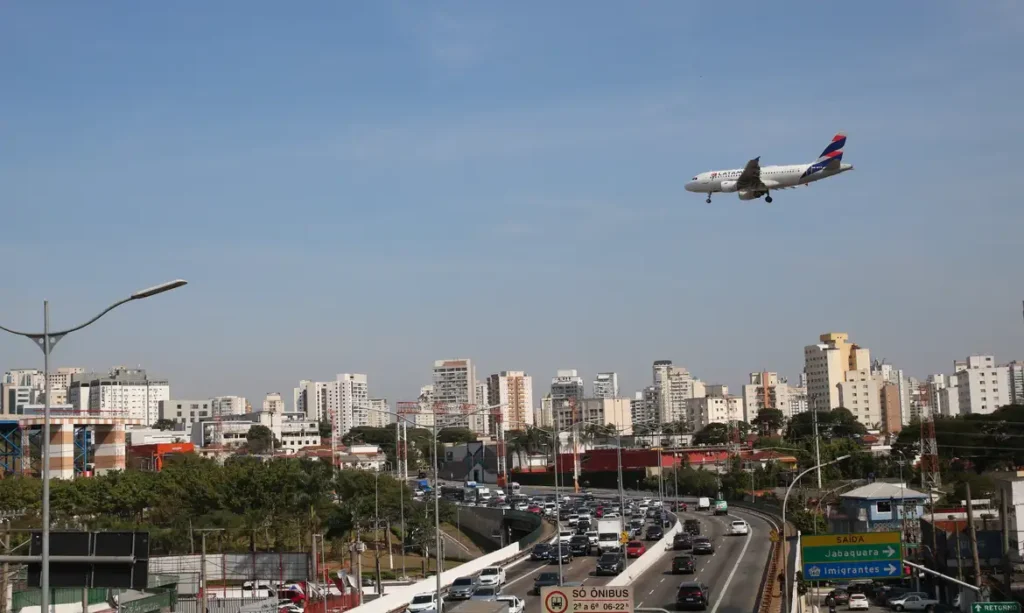 CMN aprova linha de crédito para companhias aéreas enfrentarem alta de custos