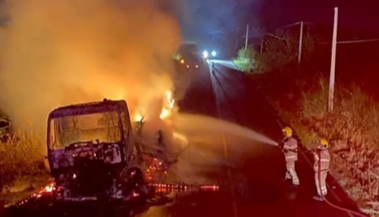 Incêndio consome carreta na Rodovia SE-290, em Itabaianinha