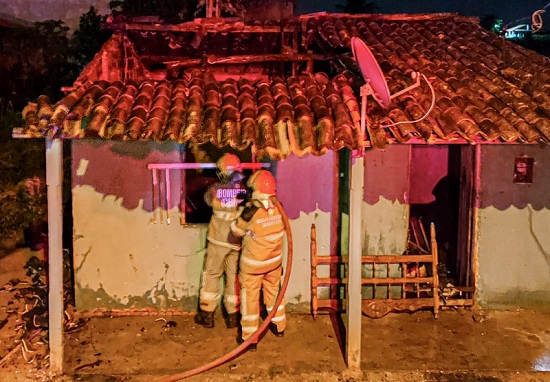 Incêndio destrói o interior de casa no povoado Colônia Treze, em Lagarto
