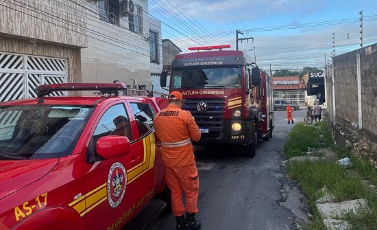 Incêndio atinge andar superior de residência no bairro Olaria após mulher atear fogo em roupas