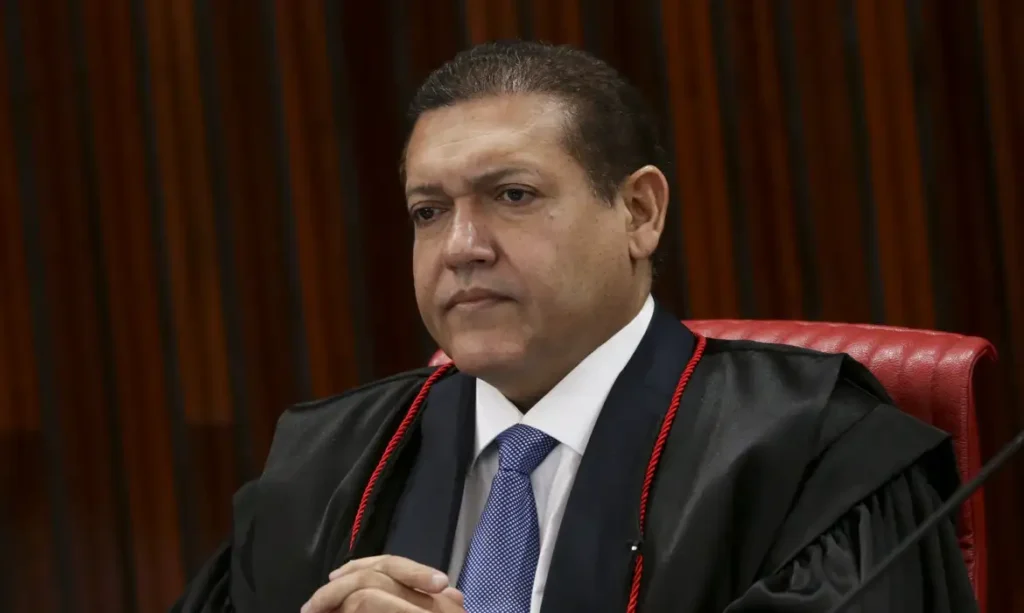 Nunes Marques é eleito presidente do TSE; André Mendonça será vice