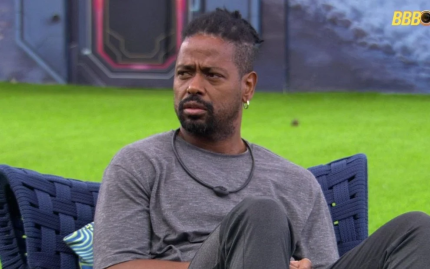 Boneco tenta acessar botão de desistência no BBB26 e vai ao confessionário