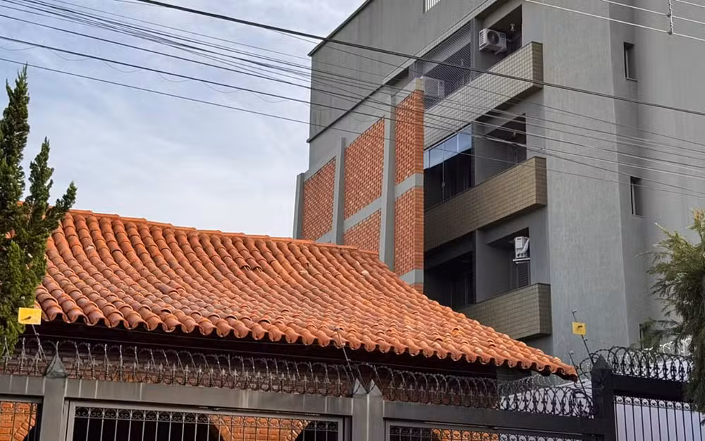 Construído há mais de 20 anos, muro gigante bloqueia janelas de prédio vizinho e vira atração turística após explodir nas redes sociais.