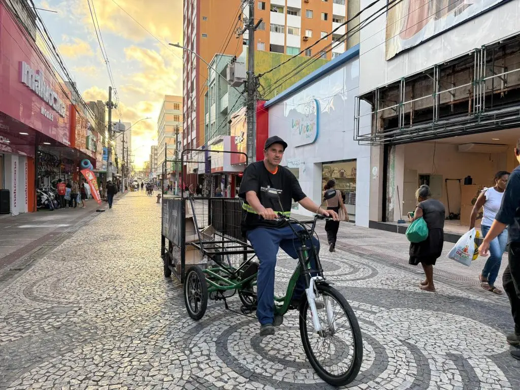Prefeitura amplia coleta seletiva no centro de Aracaju com ecobikes e intensifica participação da população