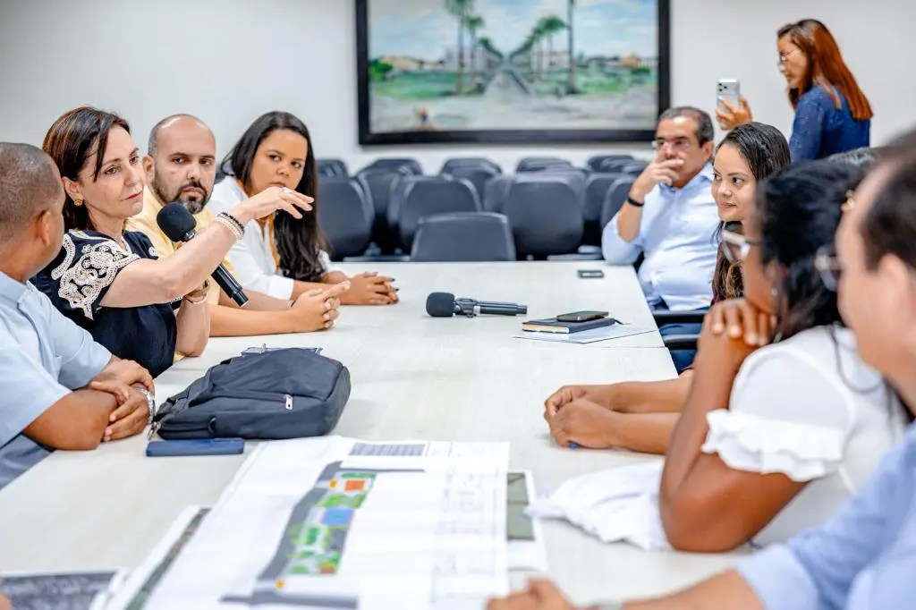 Prefeita Emília recebe moradores da Farolândia e confirma início de obras para 4 de maio