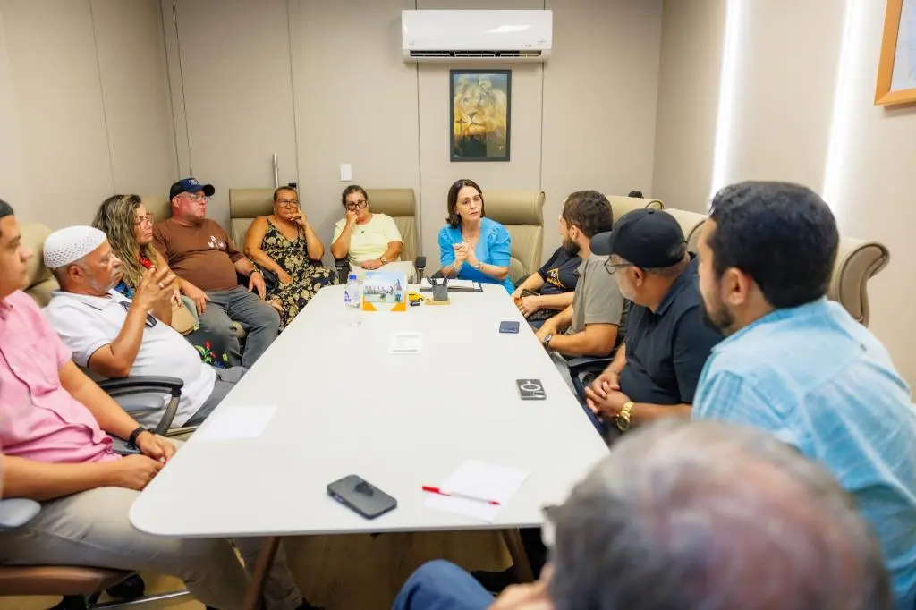 Prefeita Emília Corrêa recebe comissão de feirantes para ouvir demandas e discutir melhorias em Aracaju