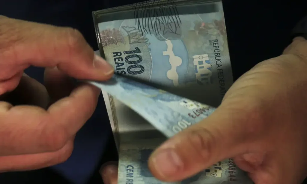 Aposentados e pensionistas do INSS já podem consultar a antecipação do 13º