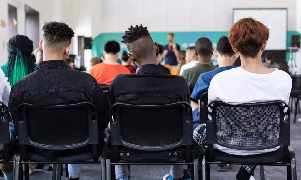 Ensino de jornalismo deve priorizar crítica e ética diante de IA e desinformação, diz professora