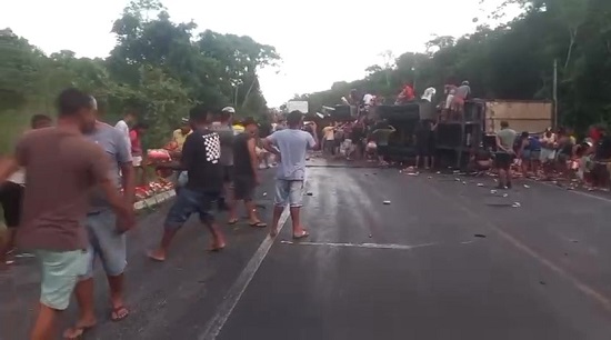 Carreta tomba na BR-101 em Cristinápolis e carga de cerveja é saqueada