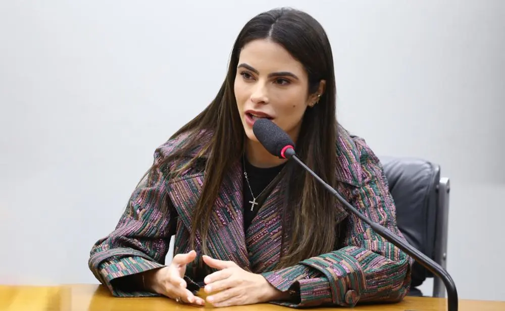 PEC que põe fim à escala 6×1 avança na CCJ e seguirá para comissão especial, diz Yandra Moura