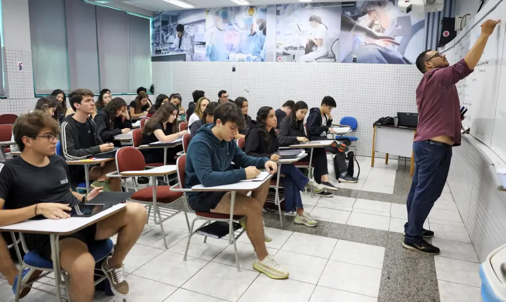 Estudantes com contrato até 2017 poderão renegociar dívida do Fies pelo Desenrola Fies