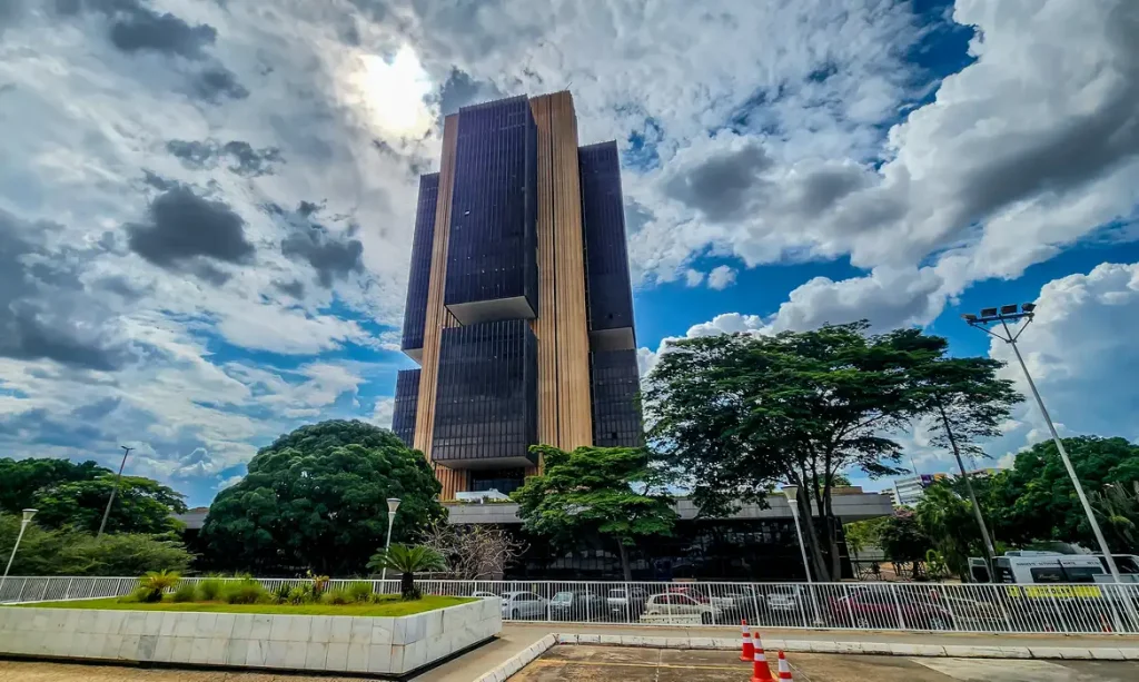 Economistas dizem que juros pressionam dívida mais que gastos públicos