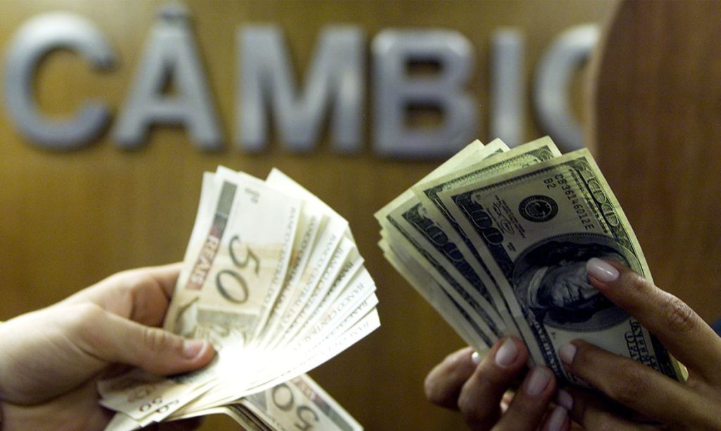 Dólar fecha abaixo de R$ 5 após Trump adiar ataque ao Irã; bolsa tem leve queda