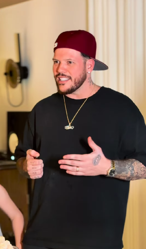 Ferrugem reapresenta pedido de casamento a Thaís Vasconcellos durante festa de aniversário