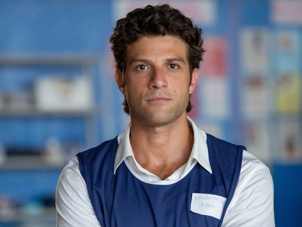 Chay Suede diz que vai desacelerar após novela para ficar mais com a família
