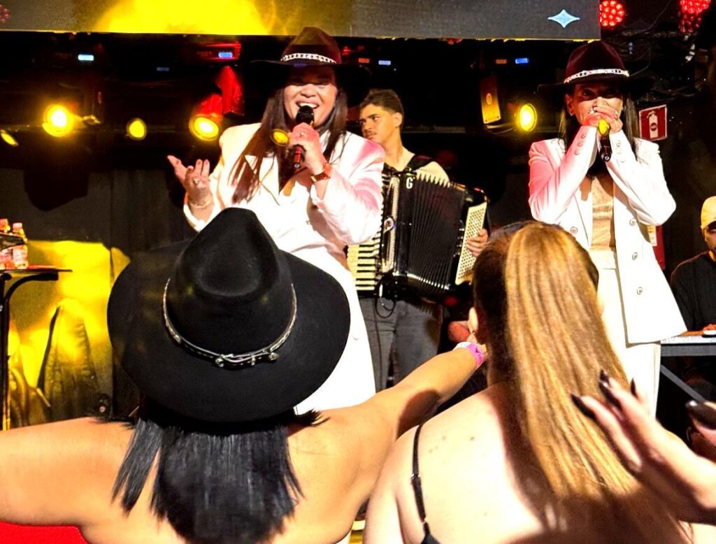 Mazé e Zélia Santhi fazem show especial em homenagem ao Dia das Mães no Lounge Country
