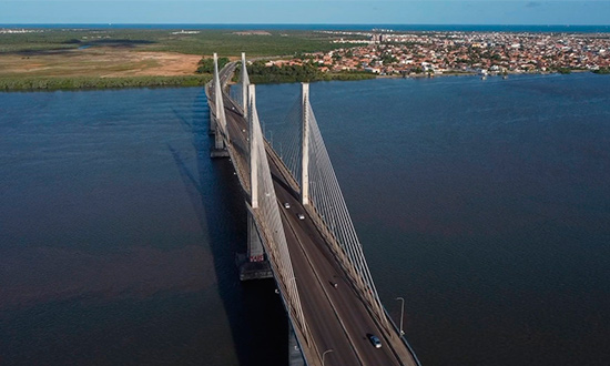 Obras de iluminação cênica na Ponte Construtor João Alves reduzem tráfego em faixa nesta terça-feira