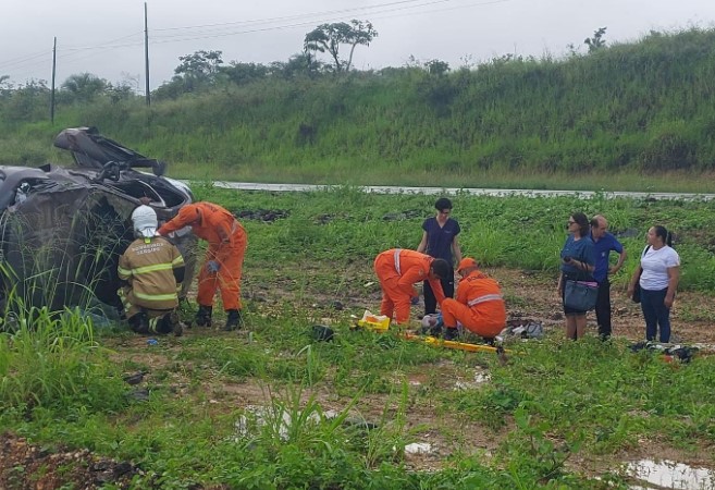 Corpo de Bombeiros resgata vítima presa às ferragens após capotamento na BR-101