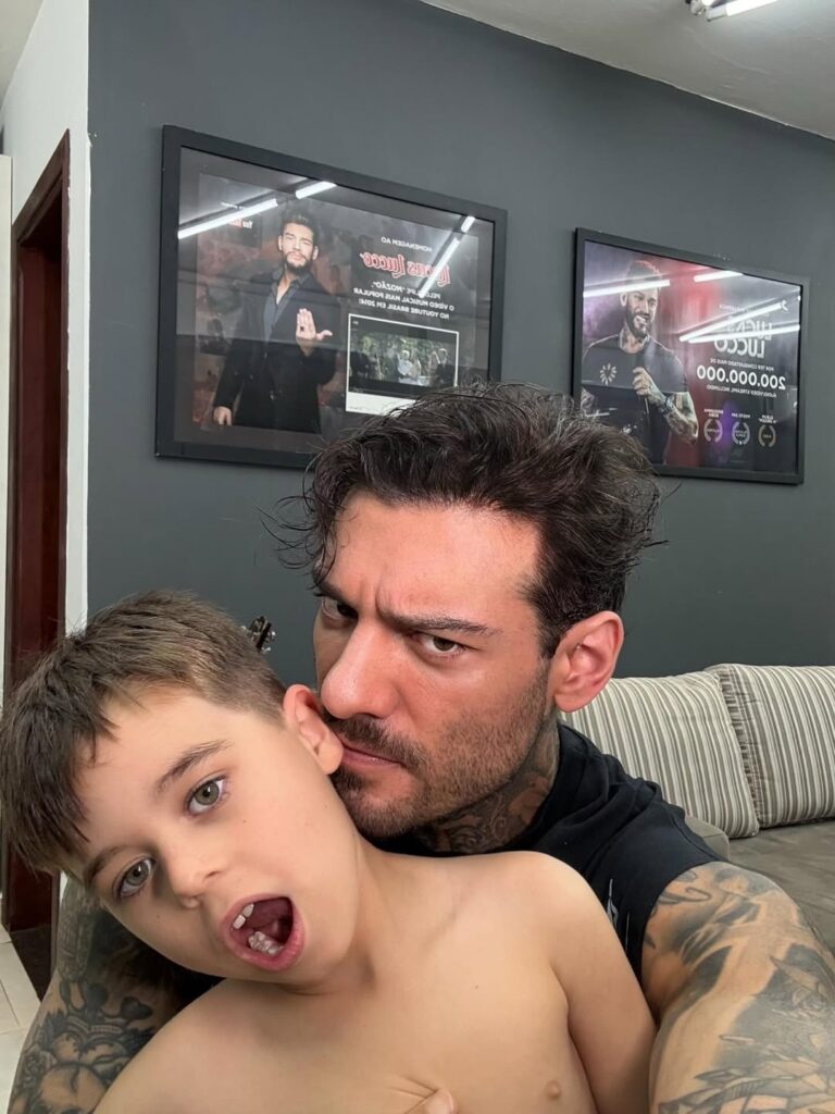 Lucas Lucco publica foto rara com o filho Luca e faz declaração emocionada