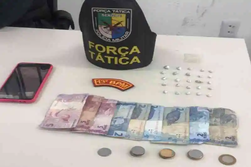 Mulher é detida com cerca de 4 gramas de crack no bairro Coroa do Meio, em Aracaju