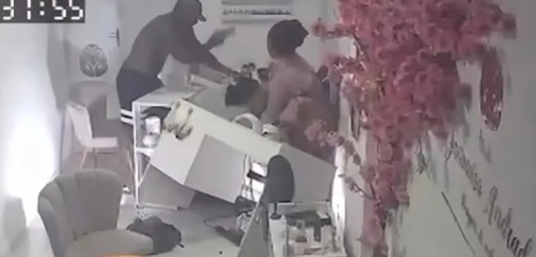 Homem invade estabelecimento e agride ex-companheira no Siqueira Campos, em Aracaju