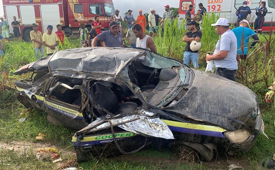 Três homens morrem após carro sair da pista e capotar na BR-101