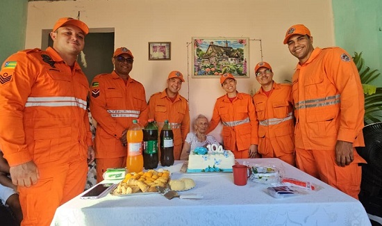 Idosa de 104 anos celebra aniversário com visita do Corpo de Bombeiros em Aracaju