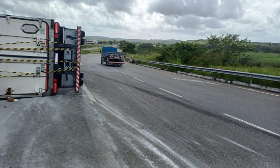 Carreta carregada de carne tomba na BR-101 em Itaporanga D’Ajuda; motorista é atendido em hospital