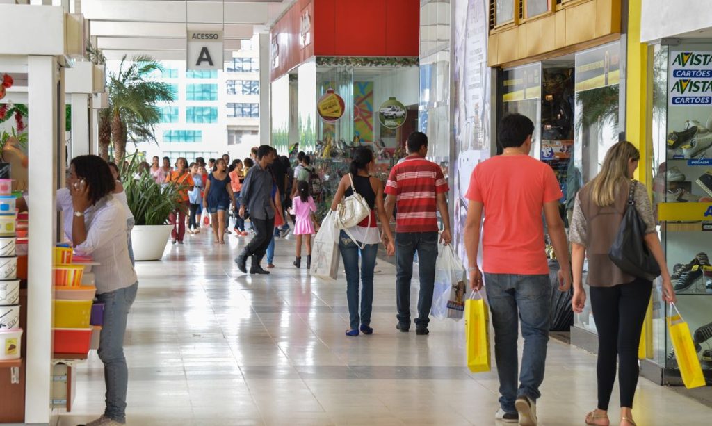 Atividade econômica recua 0,7% em março por impacto da guerra no Irã