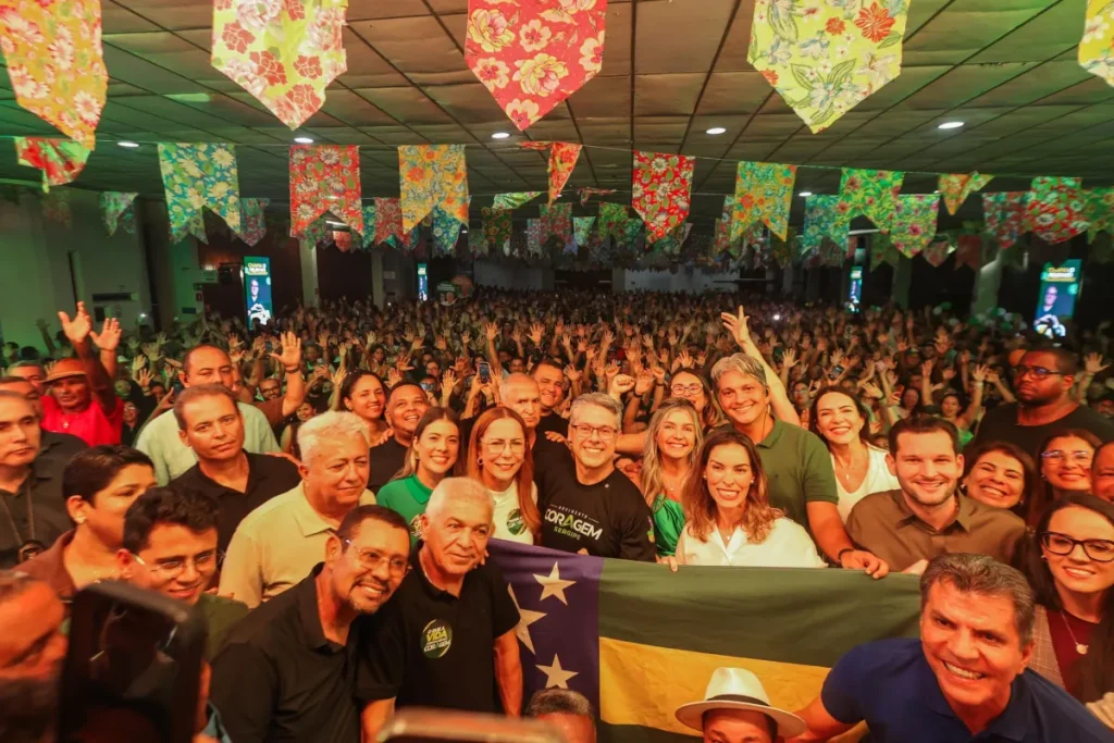 Milhares participam de ato em Aracaju que reforça candidatura de Alessandro Vieira ao Senado