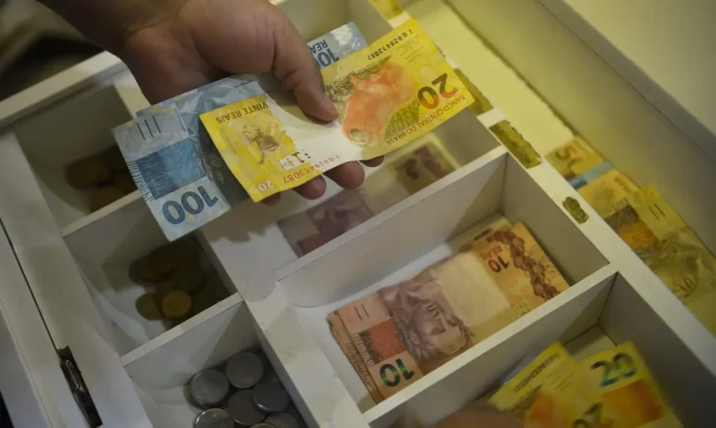 INPC usado para reajustar salários sobe 0,81% em abril e acumula 4,11% em 12 meses