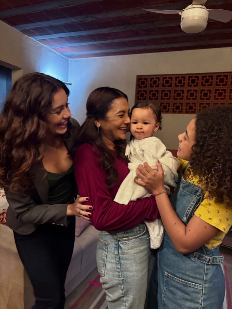 Dira Paes publica fotos dos bastidores de “Três Graças” e destaca bebê da família