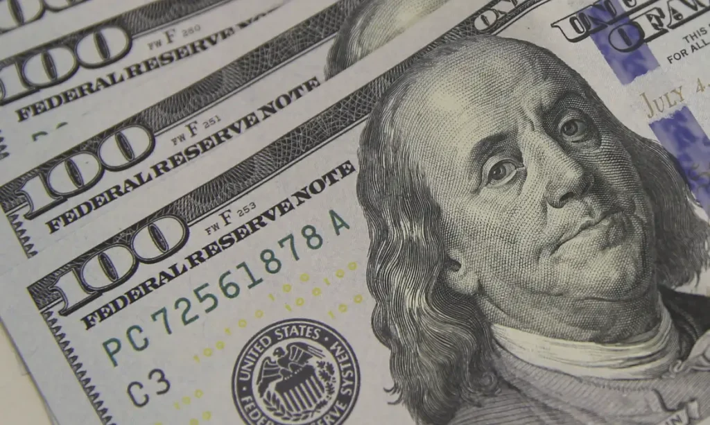 Dólar fecha a R$ 5,06 e bolsa recua em dia marcado por tensão externa e ruído político