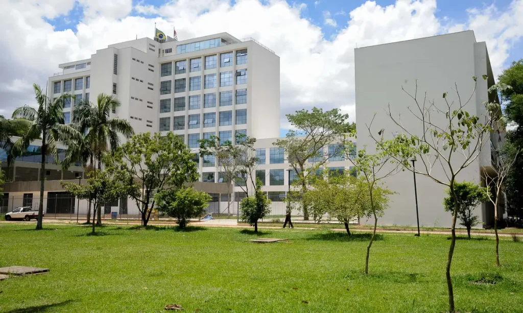 Polícia Militar desocupa saguão da Reitoria da USP durante a madrugada