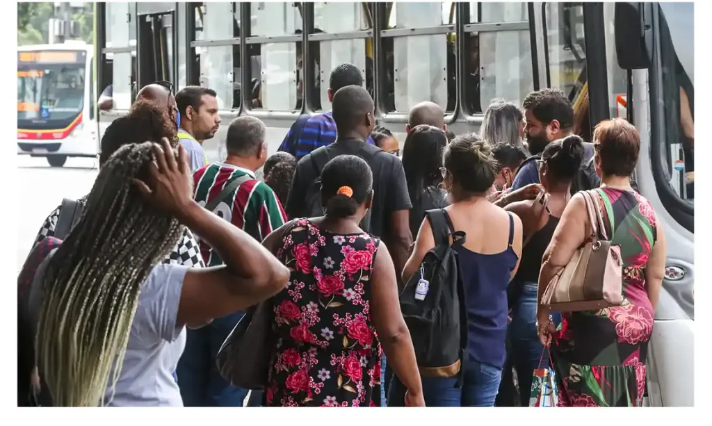 Desemprego de longa duração cai 21,7% e atinge menor nível desde 2012, diz IBGE